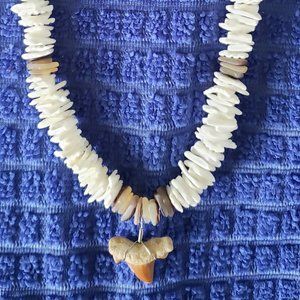 VINTAGE HAWAIIAN WHITE PUKA SHELL SHARK TOOTH NECKLACE 17 1/2"